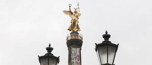 Plakatiergarten. Die Siegessäule mit Demonstranten.
