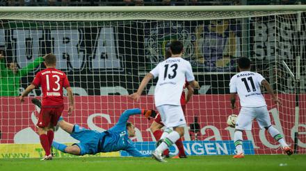 Drin! Oscar Wendt (nicht im Bild) trifft zum 1:0 für Gladbach. Manuel Neuer kommt da nicht mehr ran.