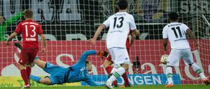 Drin! Oscar Wendt (nicht im Bild) trifft zum 1:0 für Gladbach. Manuel Neuer kommt da nicht mehr ran.