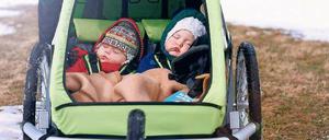 Träumt süß. Im Fahrradanhänger klappt es mit dem Mittagsschlaf oft besser als im Bettchen – selbst im Winter.