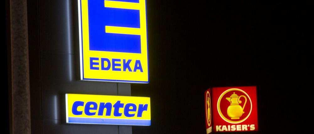 Die Leuchtreklamen von zwei Supermärkten der Ketten Kaiser's Tengelmann und Edeka, aufgenommen am 16.11.2015 in Berlin. 