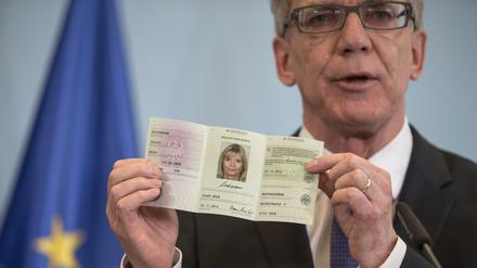 Bundesinnenminister Thomas de Maiziere den neuen Flüchtlingsausweis, genannt Ankunftsnachweis.