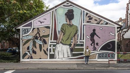 Yannik Czolk vor seinem Mural, das die graue Arbeiterstadt verschönert.