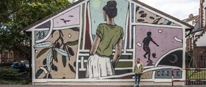Yannik Czolk vor seinem Mural, das die graue Arbeiterstadt verschönert.