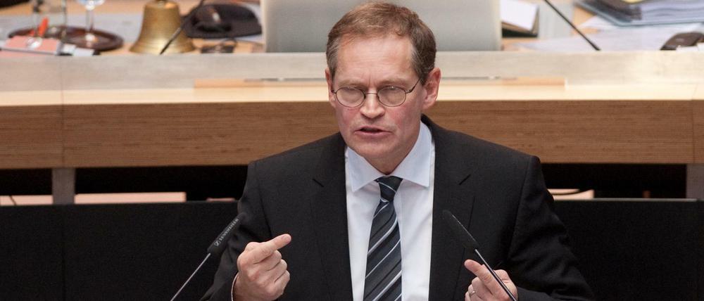 Der Regierende Bürgermeister von Berlin, Michael Müller (SPD), spricht am 10.12.2015 in Berlin im Abgeordnetenhaus zu den Abgeordneten. Im Abgeordnetenhaus begann am Morgen die Generalaussprache zum Haushaltsgesetz der Jahre 2016 und 2017.