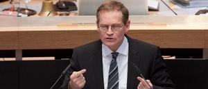 Der Regierende Bürgermeister von Berlin, Michael Müller (SPD), spricht am 10.12.2015 in Berlin im Abgeordnetenhaus zu den Abgeordneten. Im Abgeordnetenhaus begann am Morgen die Generalaussprache zum Haushaltsgesetz der Jahre 2016 und 2017. 