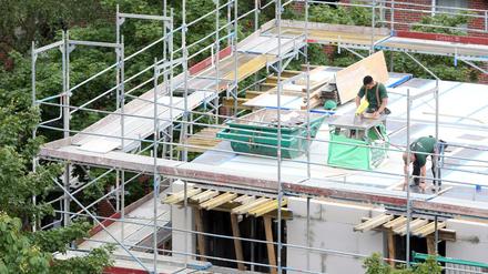 Richtig teuer sind Neubauten ohnehin schon. Wenn der Gesetzgeber wie in Berlin nun aber durch zusätzliche Normen Extrakosten aufbürdet, ärgern sich die Wohnungsunternehmen.