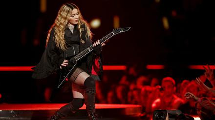 Madonna während ihres Auftritts in Paris. Anschließend gab es noch ein kurzes Outdoor-Konzert am Platz der Republik. 