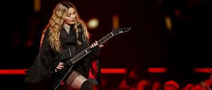 Madonna während ihres Auftritts in Paris. Anschließend gab es noch ein kurzes Outdoor-Konzert am Platz der Republik. 