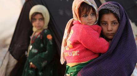 Kinder in einem Flüchtlingslager im afghanischen Herat. Mit der Kampagne "Rumours about Germany" geht die deutsche Botschaft in Kabul gegen Gerüchte über angebliche Leistungen für Asylbewerber in Deutschland vor.