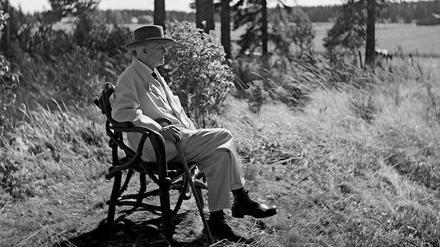 Verstummter Gigant. Jean Sibelius (1865–1957) während des Zweiten Weltkriegs im Garten seiner Villa „Ainola“, fotografiert von Santeri Levas.