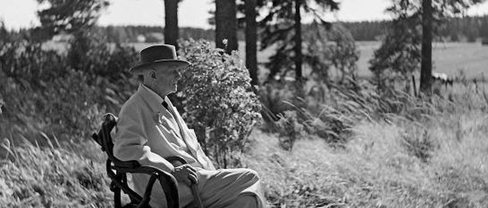 Verstummter Gigant. Jean Sibelius (1865–1957) während des Zweiten Weltkriegs im Garten seiner Villa „Ainola“, fotografiert von Santeri Levas.