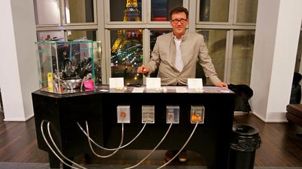 Apparatur zum Backen von Baisers in Smogluft - Gabriel Harp ist einer der beteiligten Künstler. Im Hintergrund der Eiffelturm 