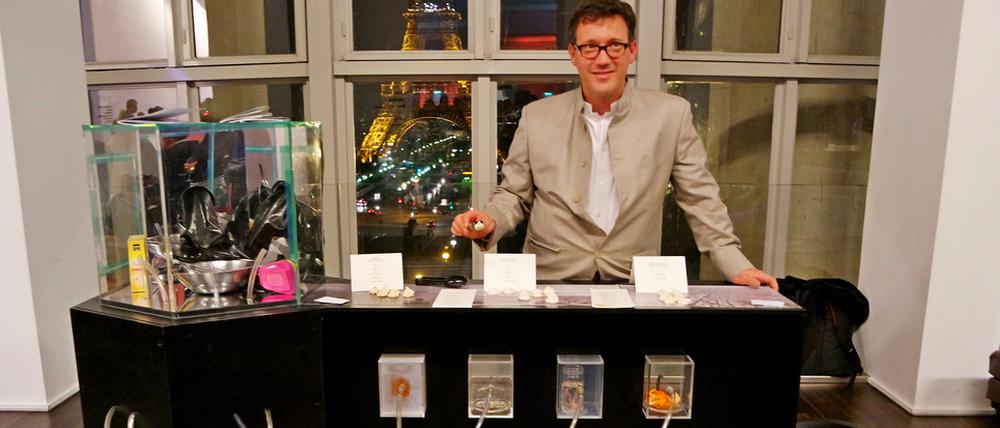 Apparatur zum Backen von Baisers in Smogluft - Gabriel Harp ist einer der beteiligten Künstler. Im Hintergrund der Eiffelturm