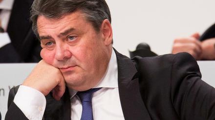 Bei der Verkündung des Abstimmungsergebnisses zur Wahl des Parteivorsitzenden: Bundeswirtschaftsminister Sigmar Gabriel ist enttäuscht.