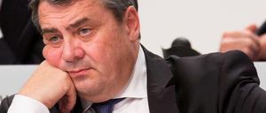 Bei der Verkündung des Abstimmungsergebnisses zur Wahl des Parteivorsitzenden: Bundeswirtschaftsminister Sigmar Gabriel ist enttäuscht.