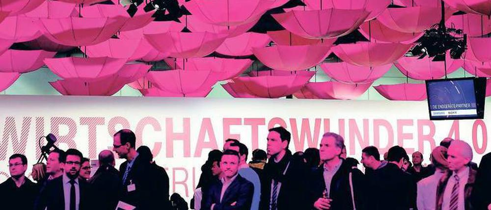 Wirtschaftswunder 4.0. Mit diesem Slogan wirbt T-Systems auf Messen. Vorbereitet werden solche Messen in dem Unternehmen auch über ein firmeninternes Social Network, in dem alle Mitarbeiter selbstständig Communities einrichten können. Dort findet tagtäglich Wissensaustausch und „Mikrolernen“ statt. 