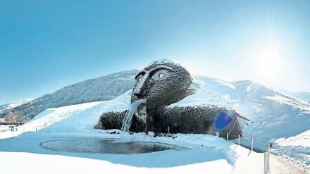 Gigant in der Landschaft. Vor 20 Jahren pflanzte ihn André Heller in Wattens. Der Riese markiert den Eingang zu den „Kristallwelten“. Foto: Swarovski Kristallwelten