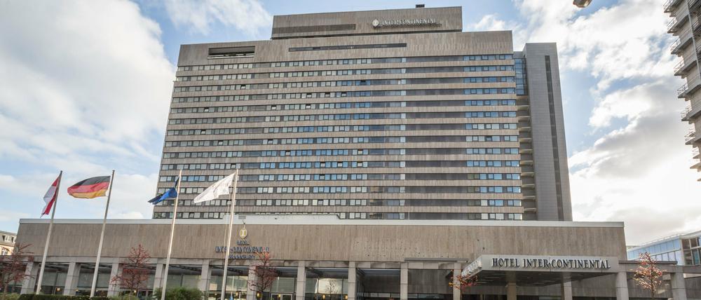 Blick auf das Hotel Intercontinental in Frankfurt am Main am Mittwoch. In einem der Hotelzimmer ist nach Angaben der Staatsanwaltschaft die Leiche einer Frau gefunden worden, die das Opfer einer Teufelsaustreibung geworden sein soll.