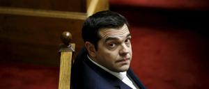 Griechenlands Regierungschef Alexis Tsipras muss bei weiteren Kürzungen um seine knappe Regierungsmehrheit bangen. Das größte Hindernis wird die geplante Rentenreform.