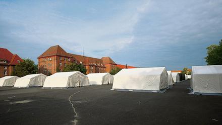 Wolken hängen am 03.09.2015 in Berlin über dem Gelände der früheren Schmidt-Knobelsdorf-Kaserne in Spandau. Auf dem Gelände wurden kurzfristig Zelte errichtet, in denen 600 Flüchtlinge untergebracht werden können. 