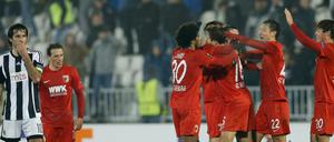 Augsburgs Spieler feiern die Sensation.