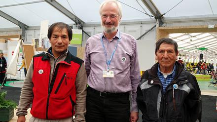 Saúl Luciano Lliuya mit Klaus Milke von Germanwatch und seinem Vater Julio Luciano Shuan.
