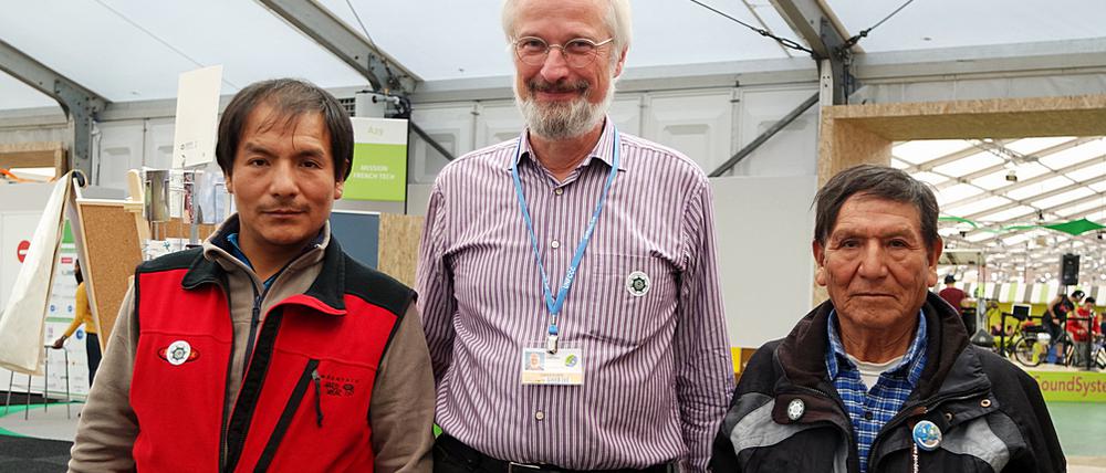 Saúl Luciano Lliuya mit Klaus Milke von Germanwatch und seinem Vater Julio Luciano Shuan.