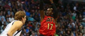 Dennis Schröder hebt ab, Dirk Nowitzki schaut zu.