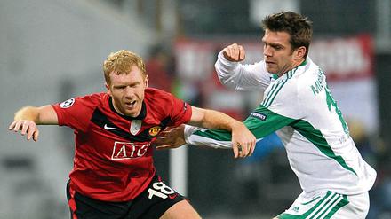 So war das vor sechs Jahren: Paul Scholes von Manchester United (l.) im Zweikampf mit Wolfsburgs Zvjezdan Misimović.
