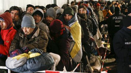 Frierende Flüchtlinge warten vor dem Lageso in Moabit.