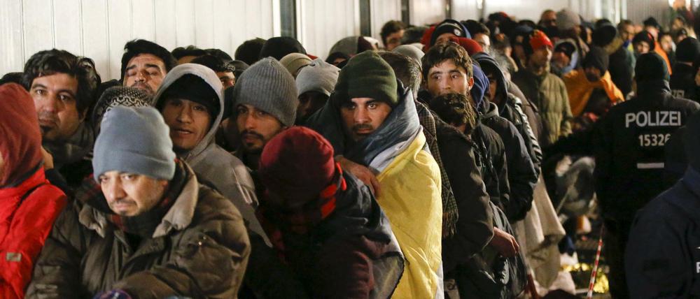 Frierende Flüchtlinge warten vor dem Lageso in Moabit.