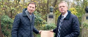 Kommentar für den Kopf. Auf Lutz Heck, Direktor von 1932 bis 1945, ist man im Zoo nicht stolz. Eine von Zoochef Andreas Knieriem (l.) und Frank Bruckmann, Aufsichtsratsvorsitzender der Zoo AG, vor der Büste angebrachte Tafel erläutert die Gründe. 