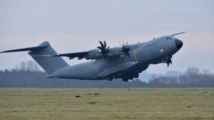 Ein Airbus A400M mit einem Vorauskommando der Bundeswehr hebt in Jagel, Schleswig-Holstein, in den Syrien-Einsatz ab. 