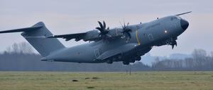 Ein Airbus A400M mit einem Vorauskommando der Bundeswehr hebt in Jagel, Schleswig-Holstein, in den Syrien-Einsatz ab. 