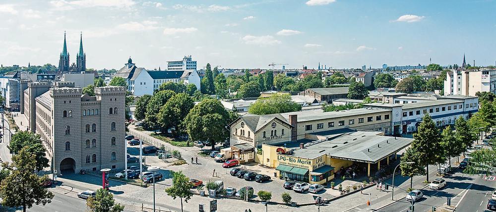 Das Dragoner Areal-liegt hinter der Kreuzung Mehringdamm/Obentrautstraße. Links das Finanzamt, hinten die Kirche St. Bonifatius an der Yorckstraße.