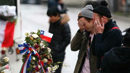 Jesse Hughes (r.) and Julian Dorio, Mitglieder der Band Eagles of Death Metal, trauern vor der Bataclan Konzerthalle um die Opfer des Terroranschlags. 