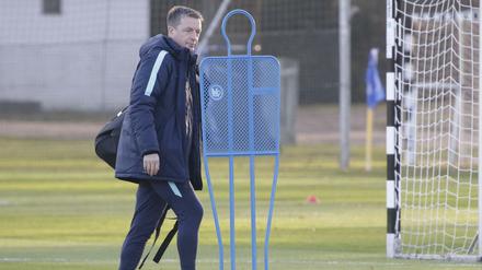 Er kann auch böse gucken. Herthas Co-Trainer Rainer Widmayer sah sich am Mittwoch zu einer kleinen Wutrede genötigt. 