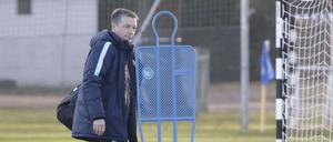 Er kann auch böse gucken. Herthas Co-Trainer Rainer Widmayer sah sich am Mittwoch zu einer kleinen Wutrede genötigt. 