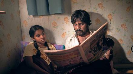 Dheepan (Jesuthasan Antonythasan) studiert eine Zeitung aus der Heimat.