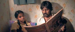 Dheepan (Jesuthasan Antonythasan) studiert eine Zeitung aus der Heimat.