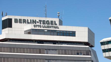 Das Hauptgebäude und der Tower sind am Sonntag (20.05.2012) am Flughafen Tegel in Berlin zu sehen. 