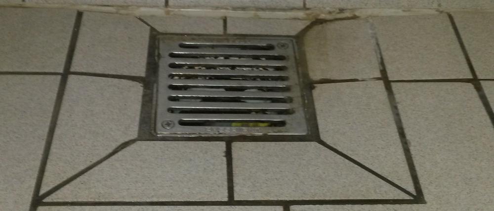 Weil die Fliesen nicht versiegelt sind, stinkt es in Charlottenburg.