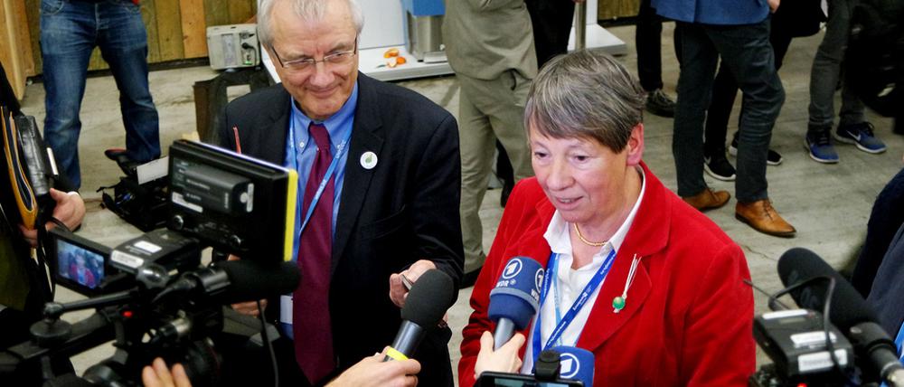 Die deutsche Umweltministerin Barbara Hendricks (SPD) wenige Minuten nach dem historischen Beschluss des Klimagipfels in Paris mit zwei offensichtlich sehr zufriedenen Mitarbeitern ihrer Pressestelle.