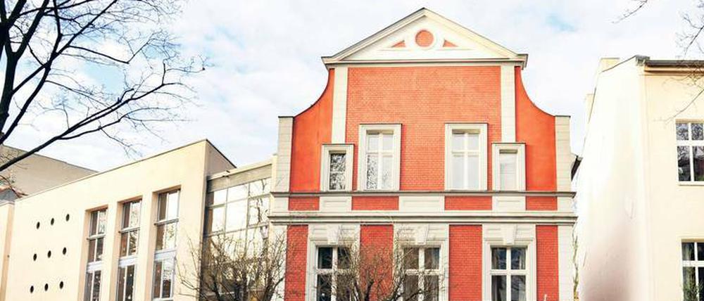 Hat viel erlebt. Das Landhaus an der Friedenauer Fregestraße 19 mit seinem typischen Vorgarten. Es ist ein architektonisches Relikt aus den Gründungsjahren des Schöneberger Ortsteiles. Denn Friedenau war ursprünglich als Gartenstadt geplant. 