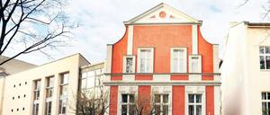Hat viel erlebt. Das Landhaus an der Friedenauer Fregestraße 19 mit seinem typischen Vorgarten. Es ist ein architektonisches Relikt aus den Gründungsjahren des Schöneberger Ortsteiles. Denn Friedenau war ursprünglich als Gartenstadt geplant. 