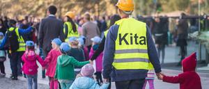  An die Hand genommen. Für Kitas, Schulen und Unis gibt die Stadt viel Geld aus.