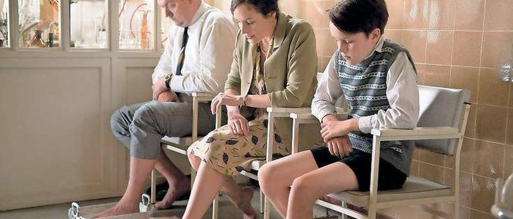 Können Füße nicht lügen? Ludwig Blaschke (Charly Hübner, links), Elisabeth (Katharina Lorenz) und Max (Noah Kraus) beim Abdruck fürs erbbiologische Gutachten