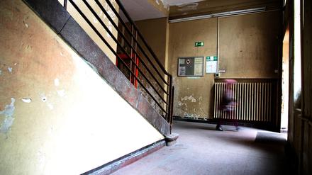 Kein seltener Anblick: Bröckelnder Putz, hässliche Wände. Das Treppenhaus einer Berliner Grundschule. 