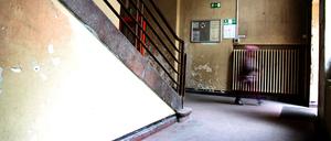 Kein seltener Anblick: Bröckelnder Putz, hässliche Wände. Das Treppenhaus einer Berliner Grundschule. 
